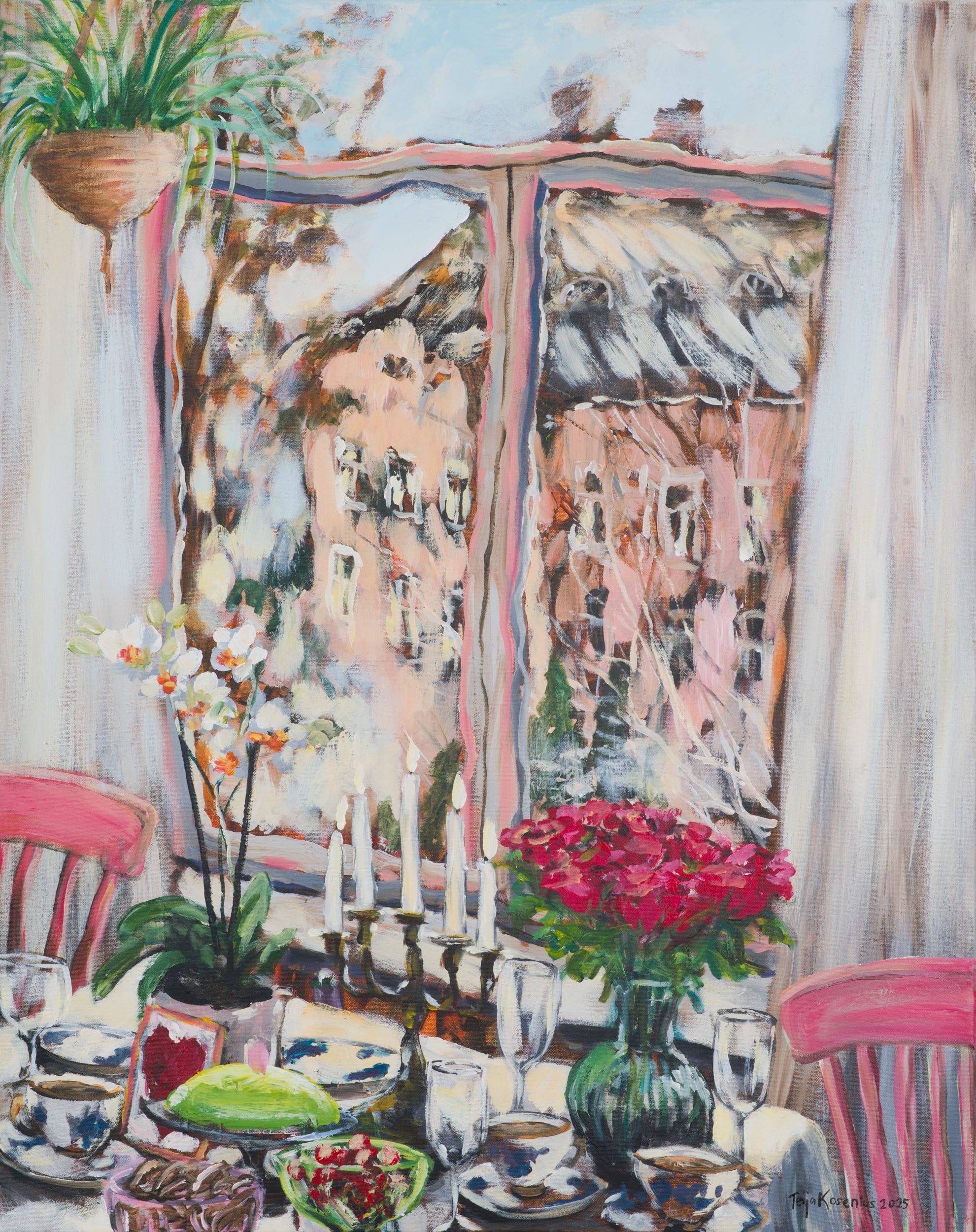 Kodin ikkuna, kukkia ja kattolautaset pöydällä.