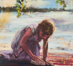 Tyttö pesee puulattiaa järvimaisemassa