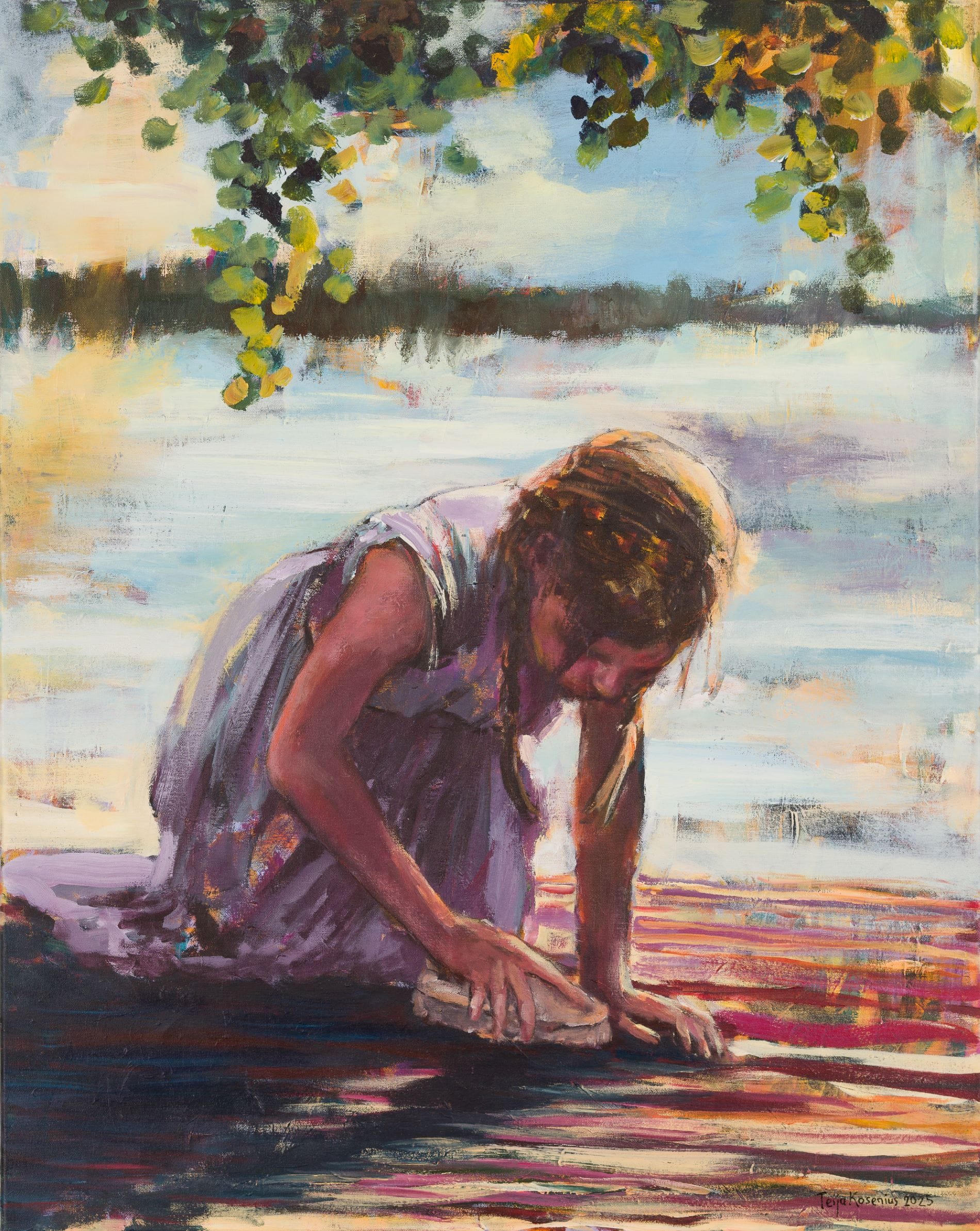 Tyttö pesee puulattiaa järvimaisemassa