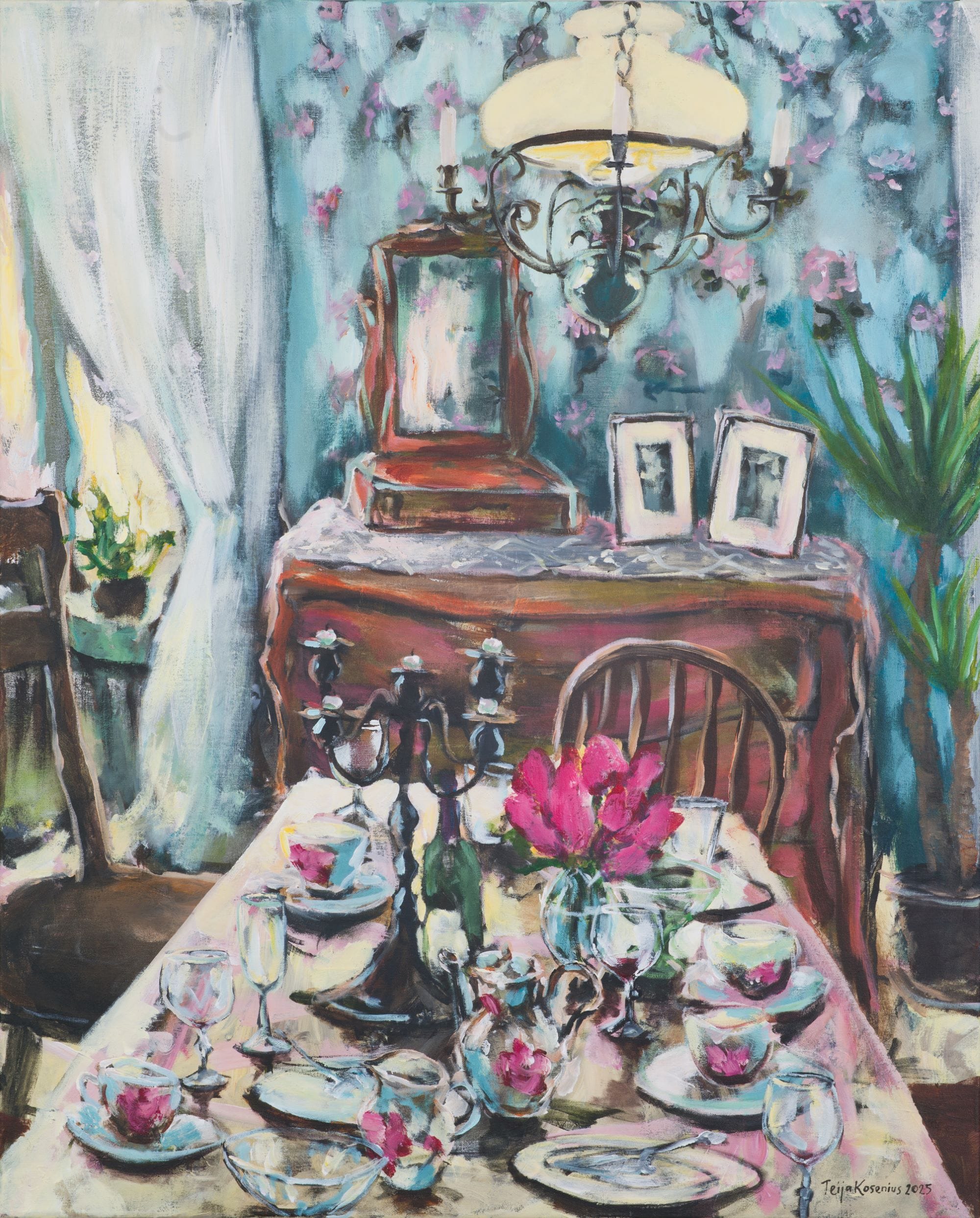 Värikäs asetelma pöydällä ja valaisin yläpuolella.