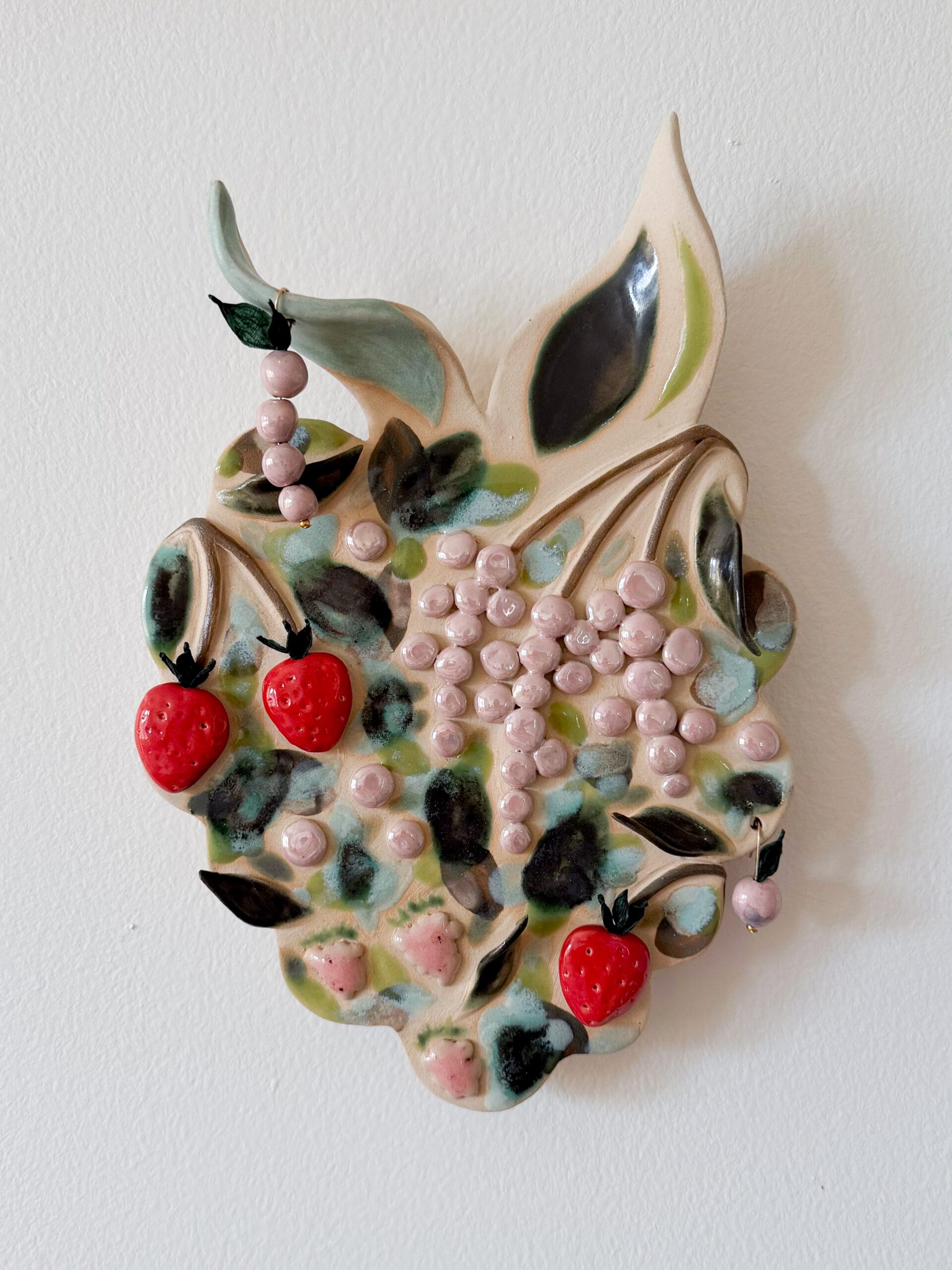 Keraaminen mansikoita ja marjoja esittävä koriste.