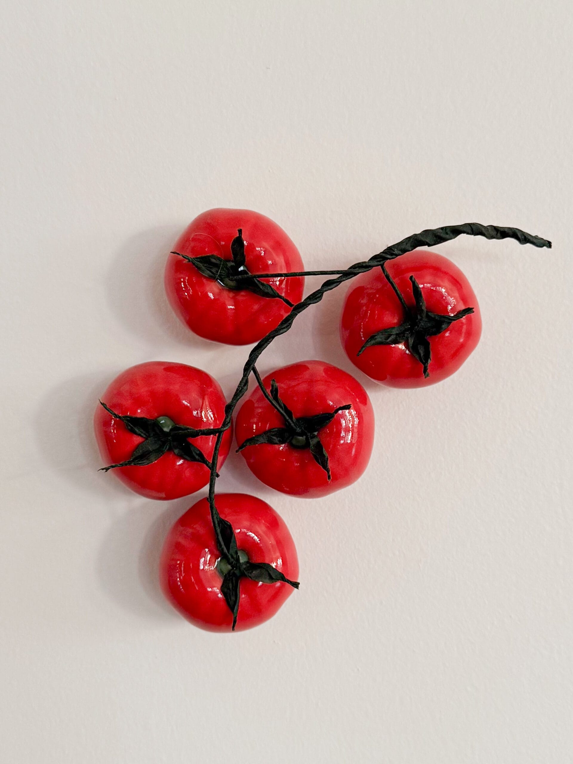 Punaisia tomaatteja valkoisella taustalla ryhmänä.