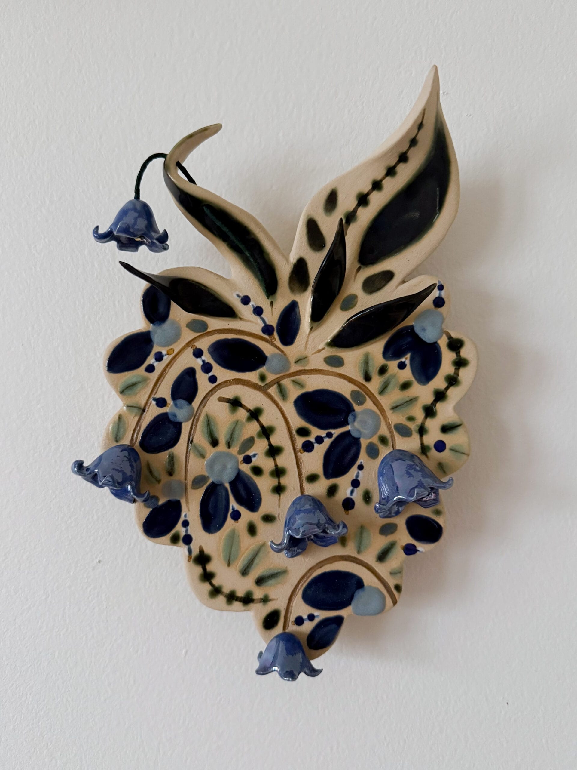 Sinikello-aiheinen käsinmaalattu keraaminen seinäkoriste