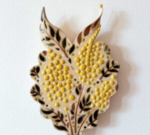 Koristeellinen keraaminen lehti ja keltaisia pisteitä