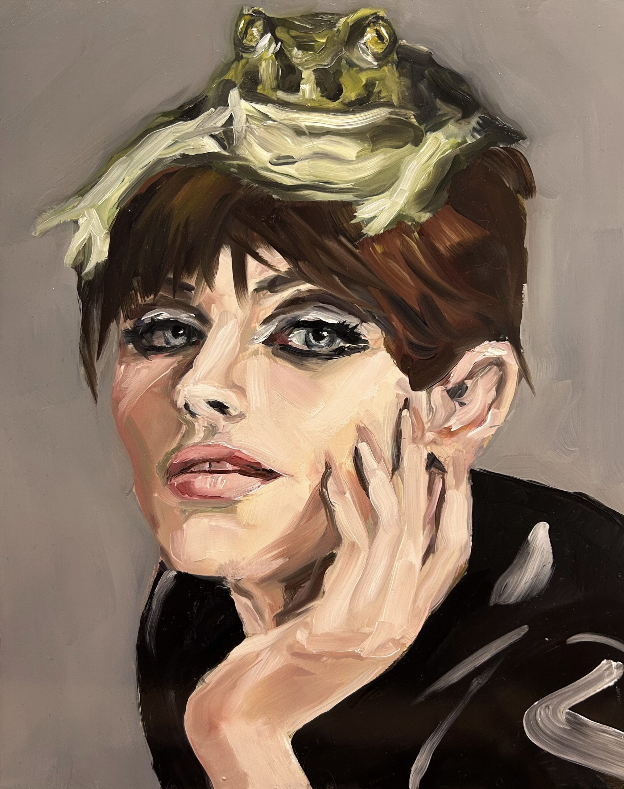 Nainen ajattelee vihreä sammakko päässään.