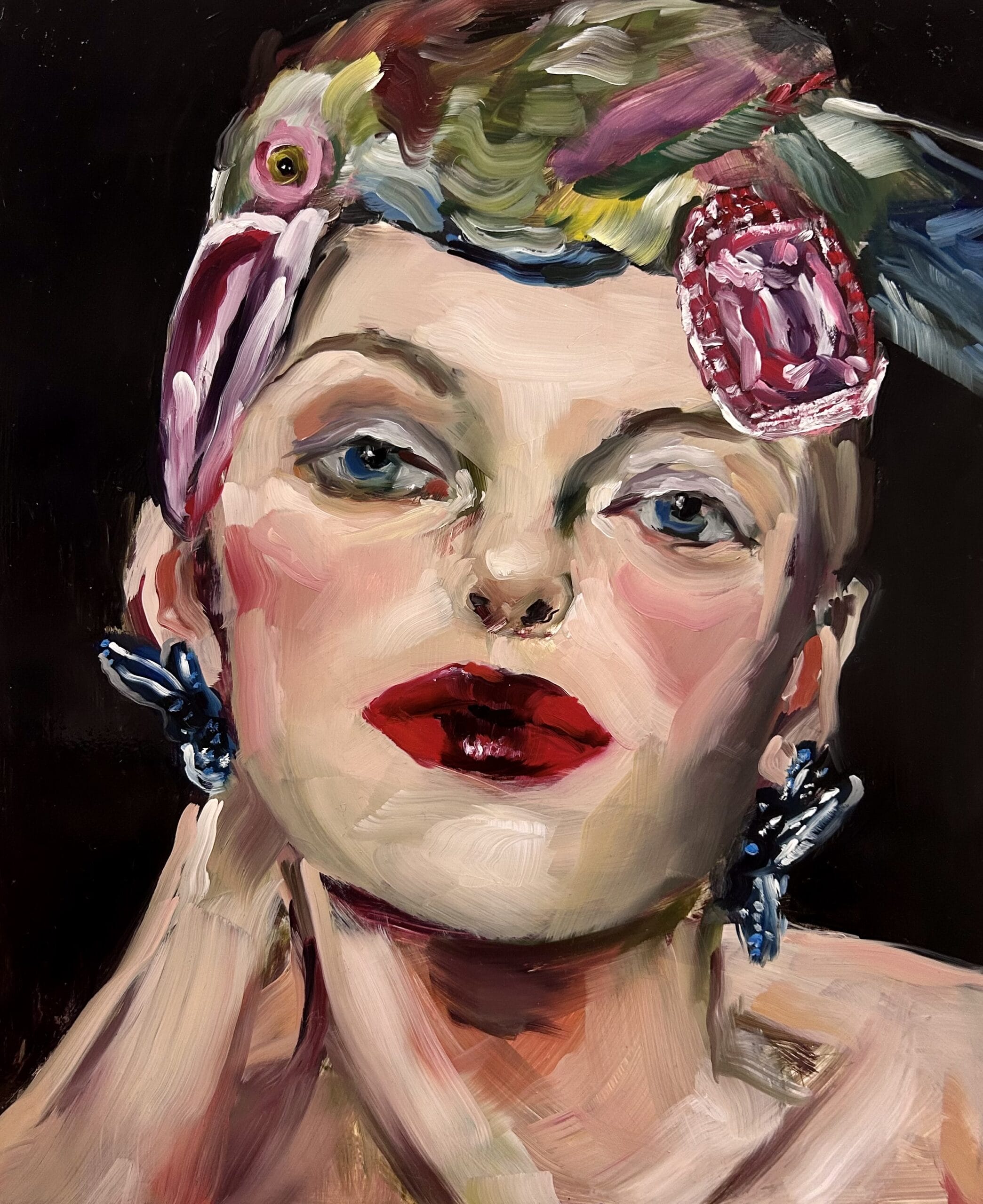 Nainen punahuulissa ja värikkäällä hatulla