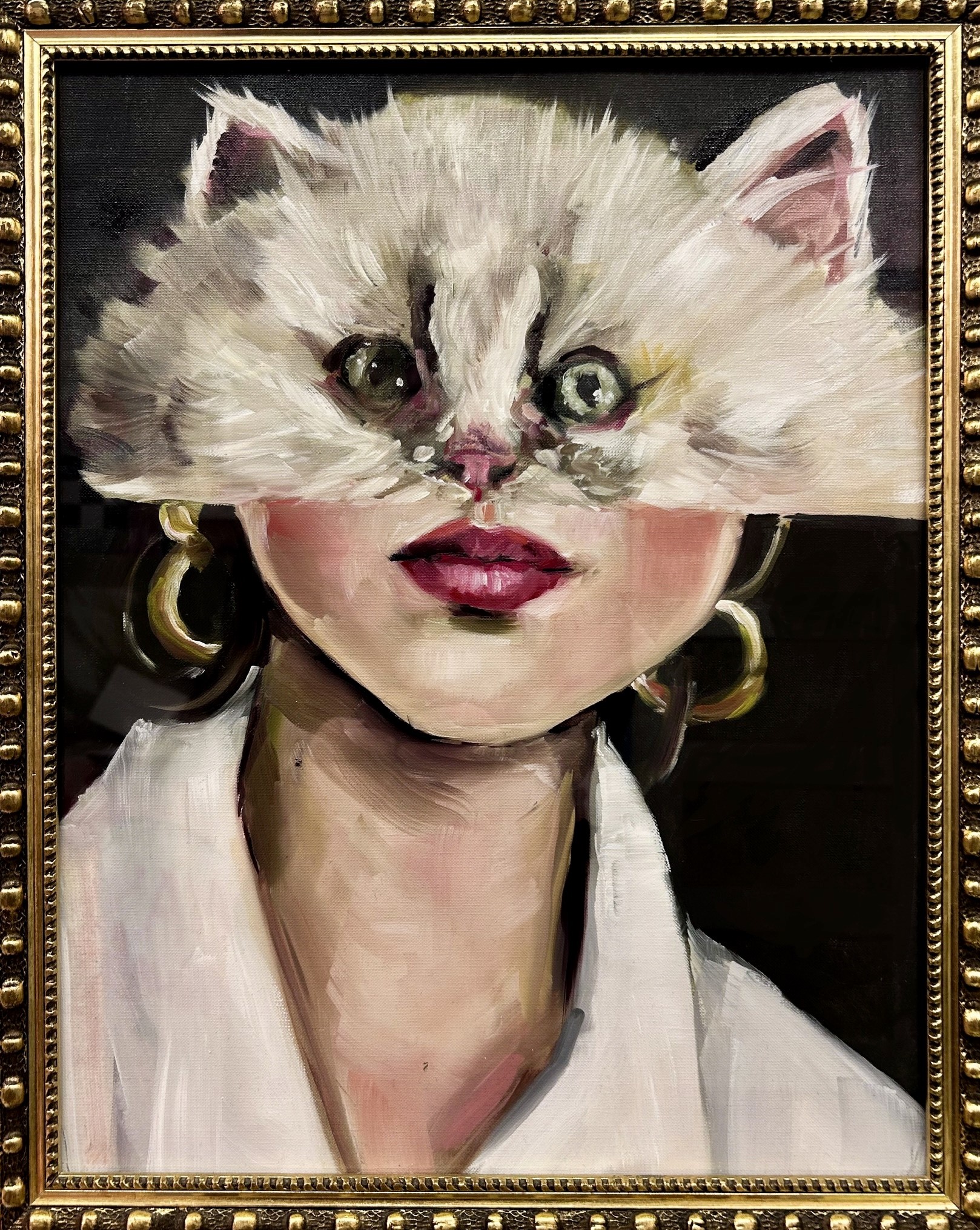 Muotokuva, jossa kissan pää yhdistyy naisen kasvoihin.