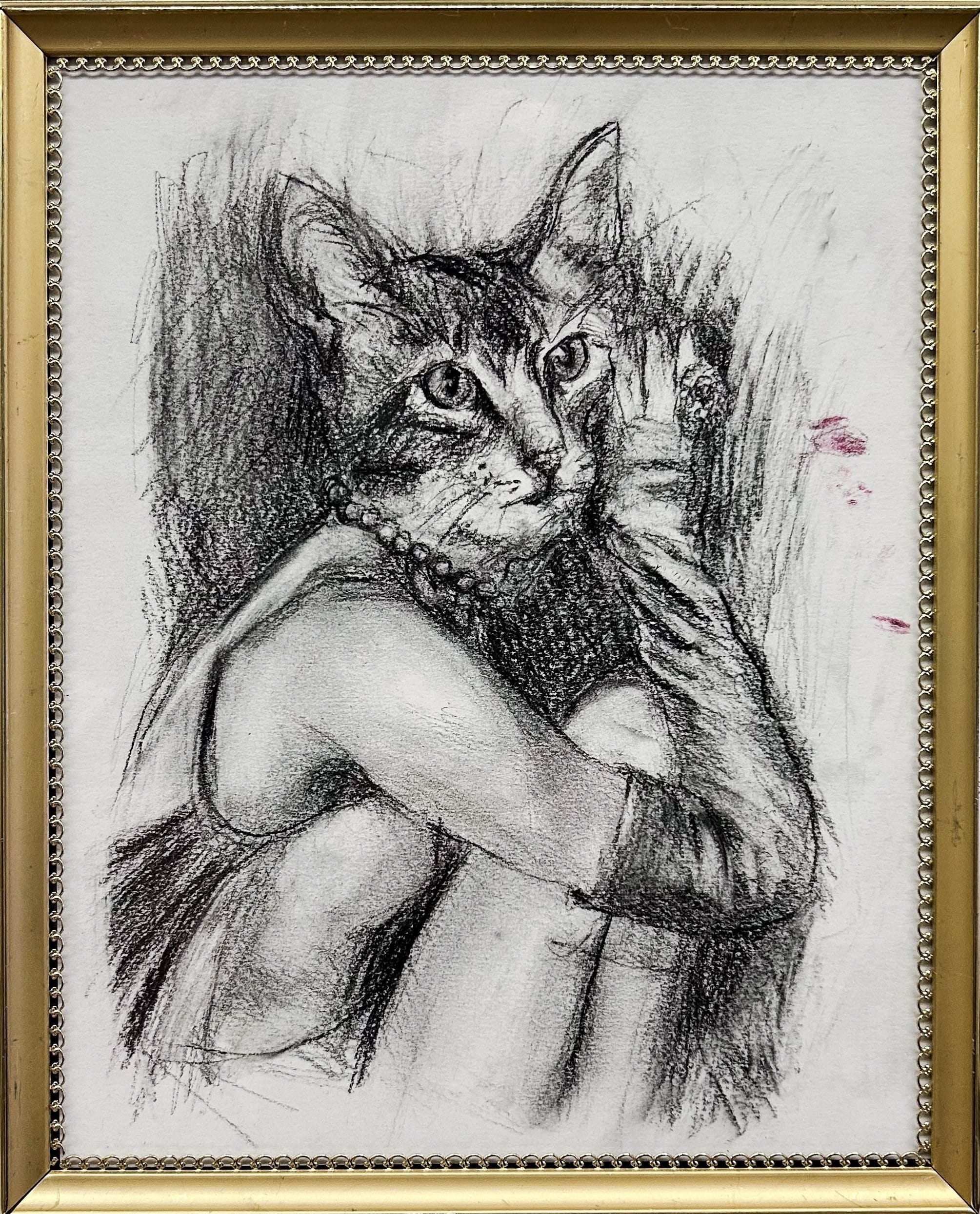 Hiilipiirros kissa-aiheisesta taideteoksesta kultakehyksissä.