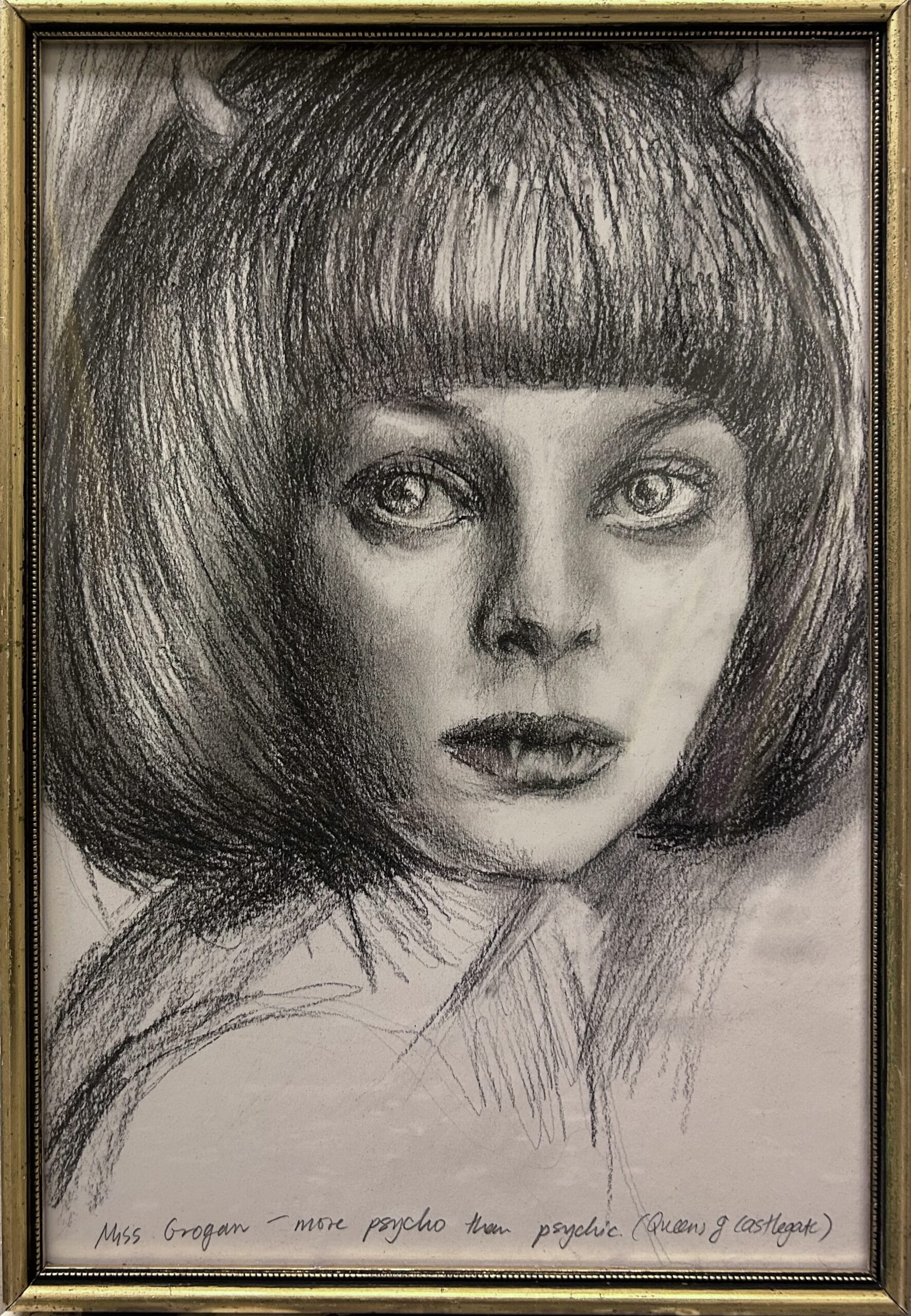 Lyijykynäpiirros naisesta kehystettynä.