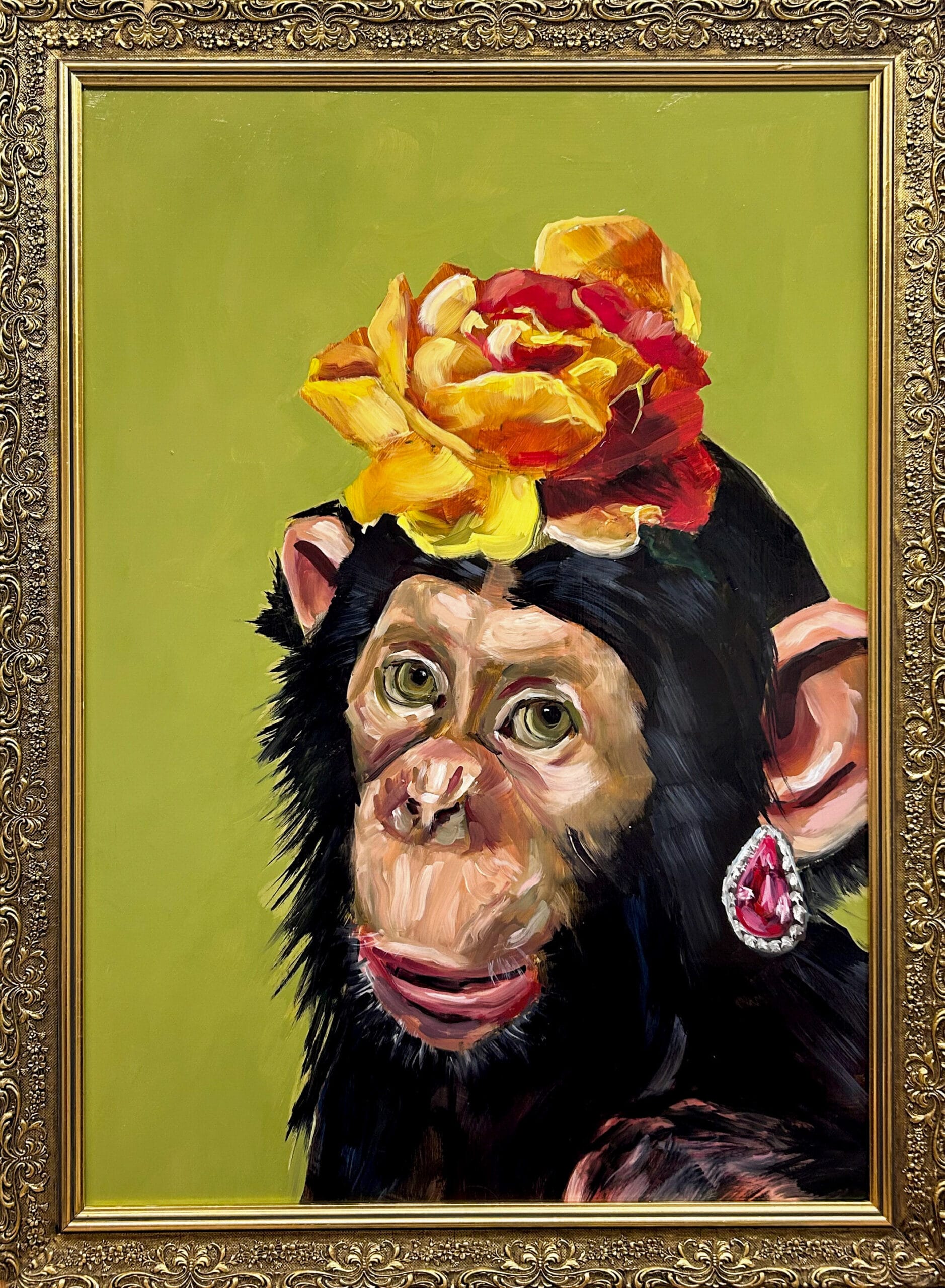 Apinamuotokuva, kukka hatussa, korvakoruina jalokivi