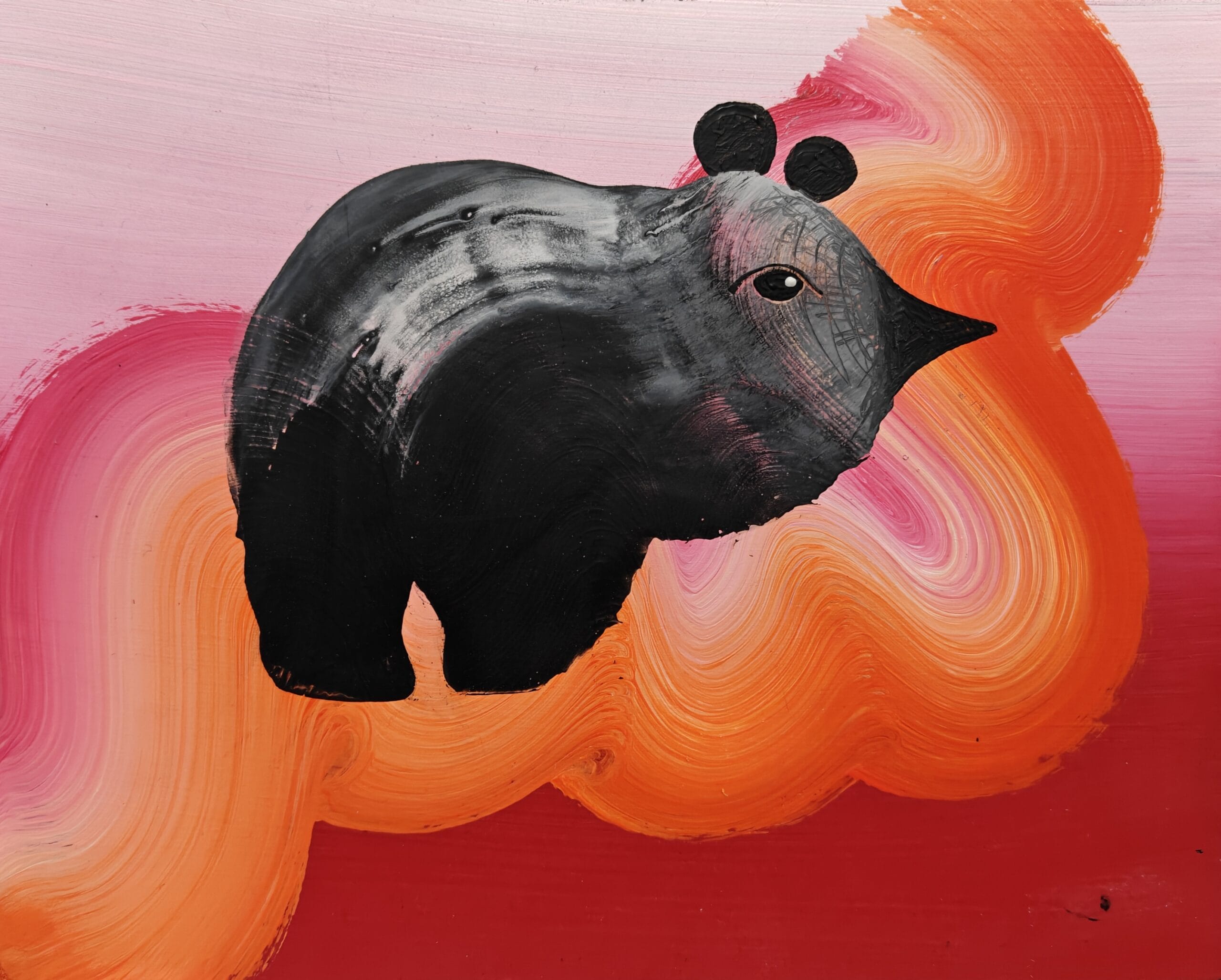 Moderni taideteos värikkäällä taustalla, musta muoto edessä.