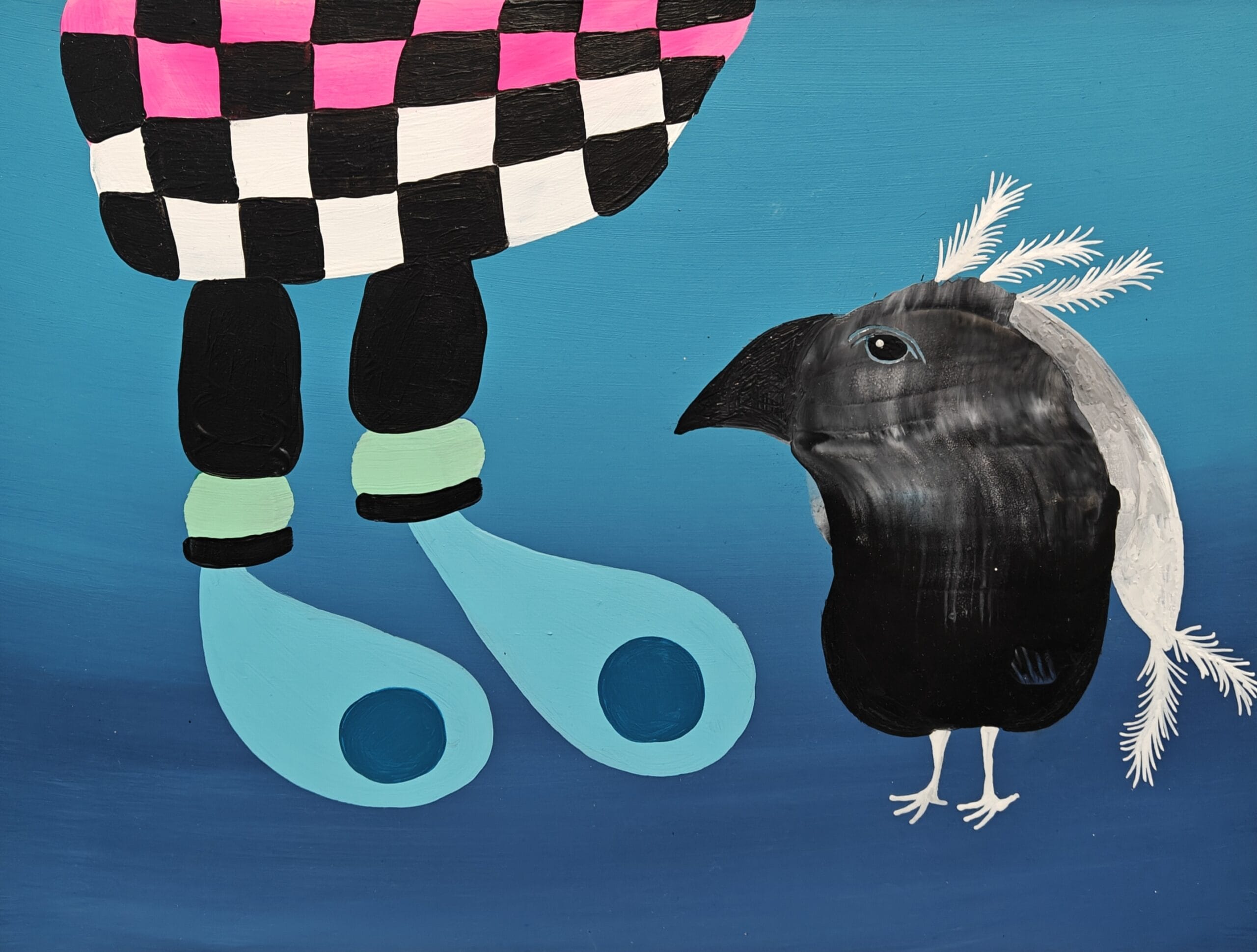 Värikäs varis ja ruutuhousut sinisellä taustalla.