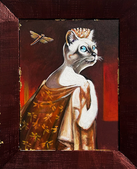 Kissa kruunulla ja sudenkorento punaisessa taustassa