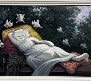 Kissa nukkuu, hiiret lentävät taustalla