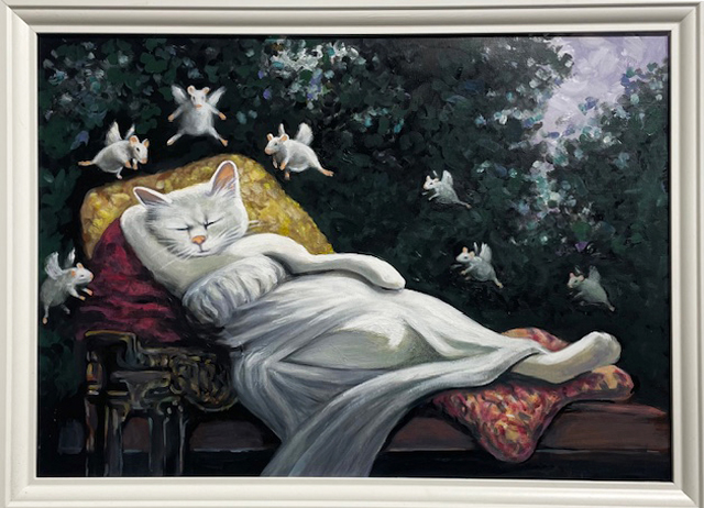 Kissa nukkuu, hiiret lentävät taustalla