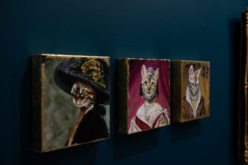 Kolme kissataulua keskiaikaisissa asuissa