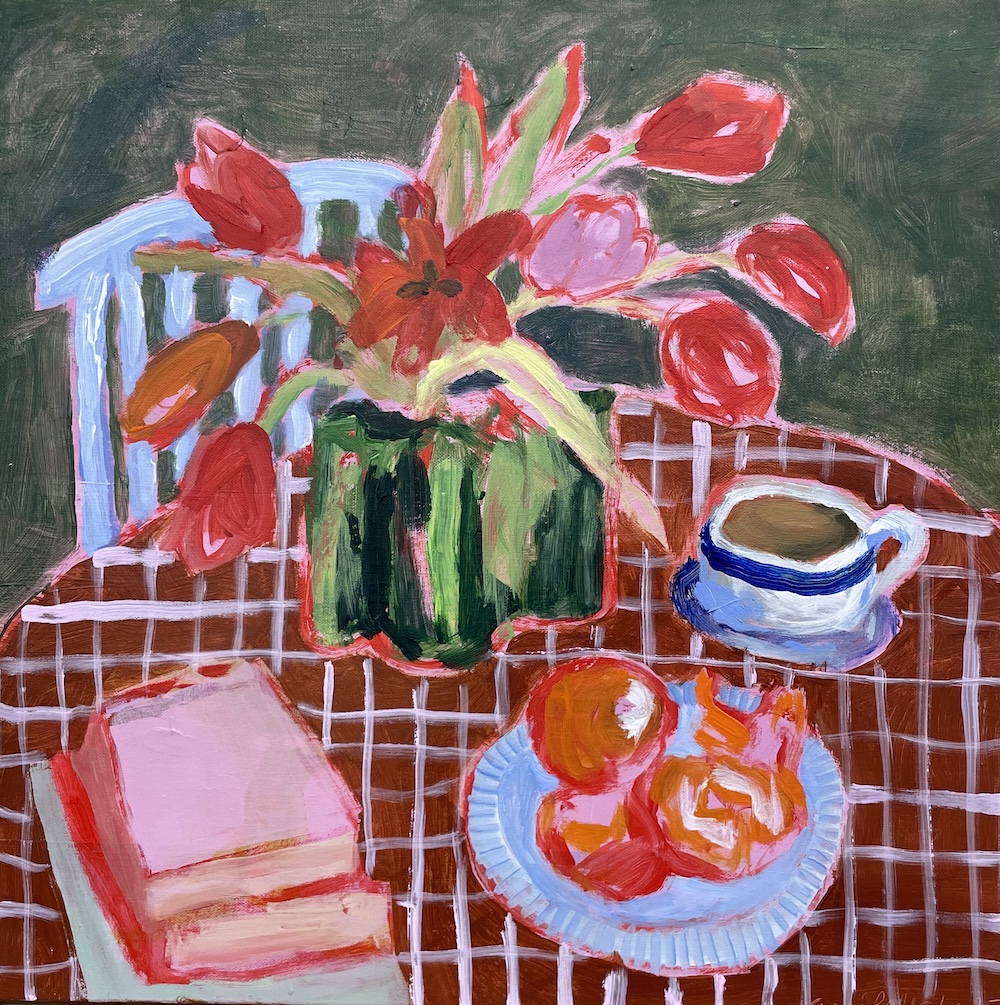 Värikäs asetelma kukilla ja hedelmillä pöydällä.