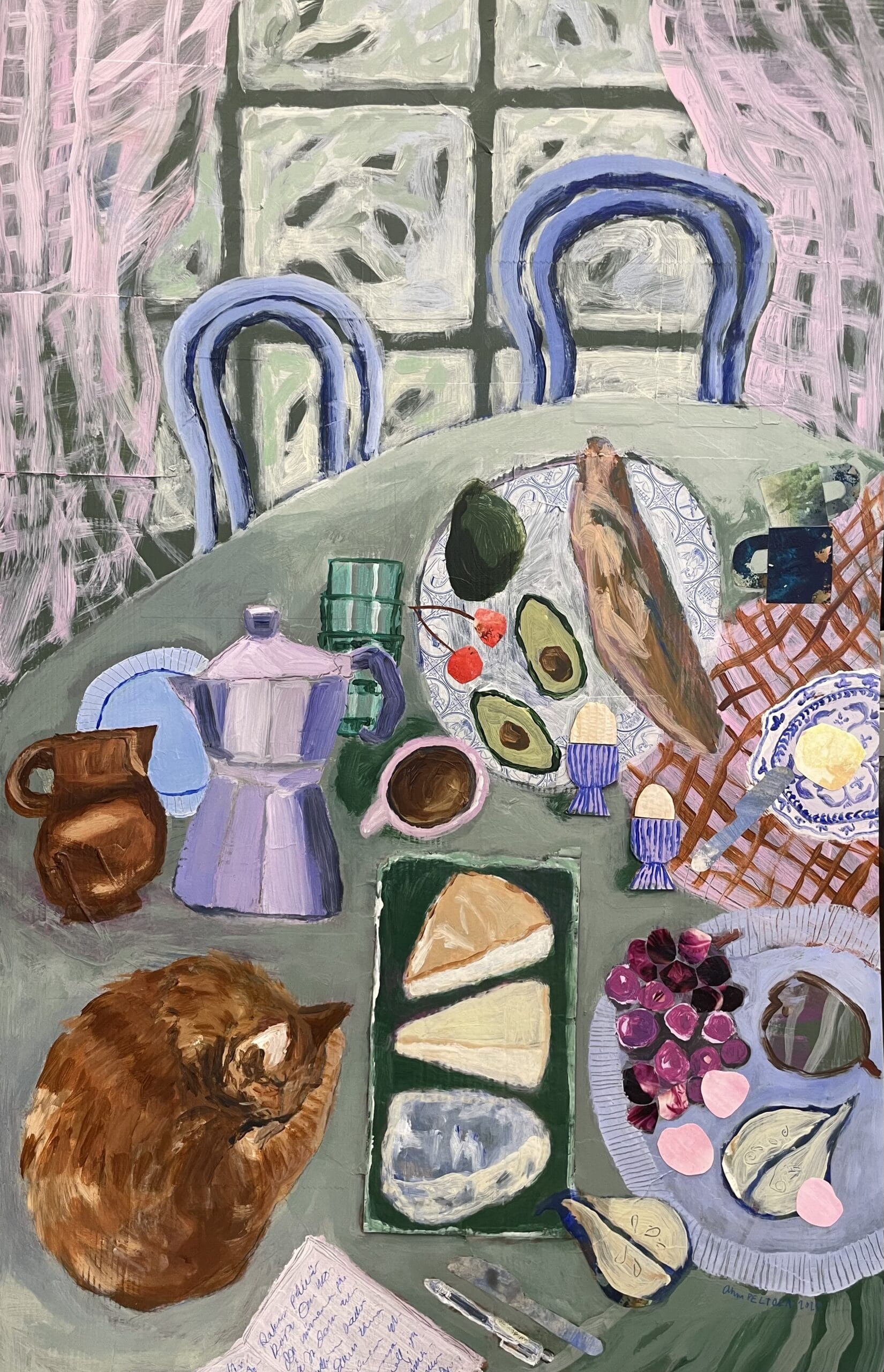 Taiteellinen aamiaisasetelma pöydällä, kissa vieressä.