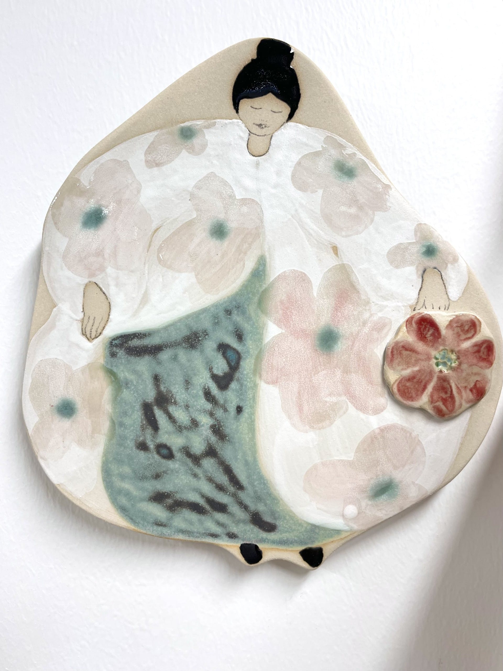 Keraaminen figuuri kukkamekossa