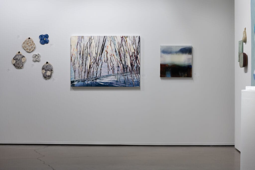 Nykytaidetta museon näyttelytilassa seinällä.