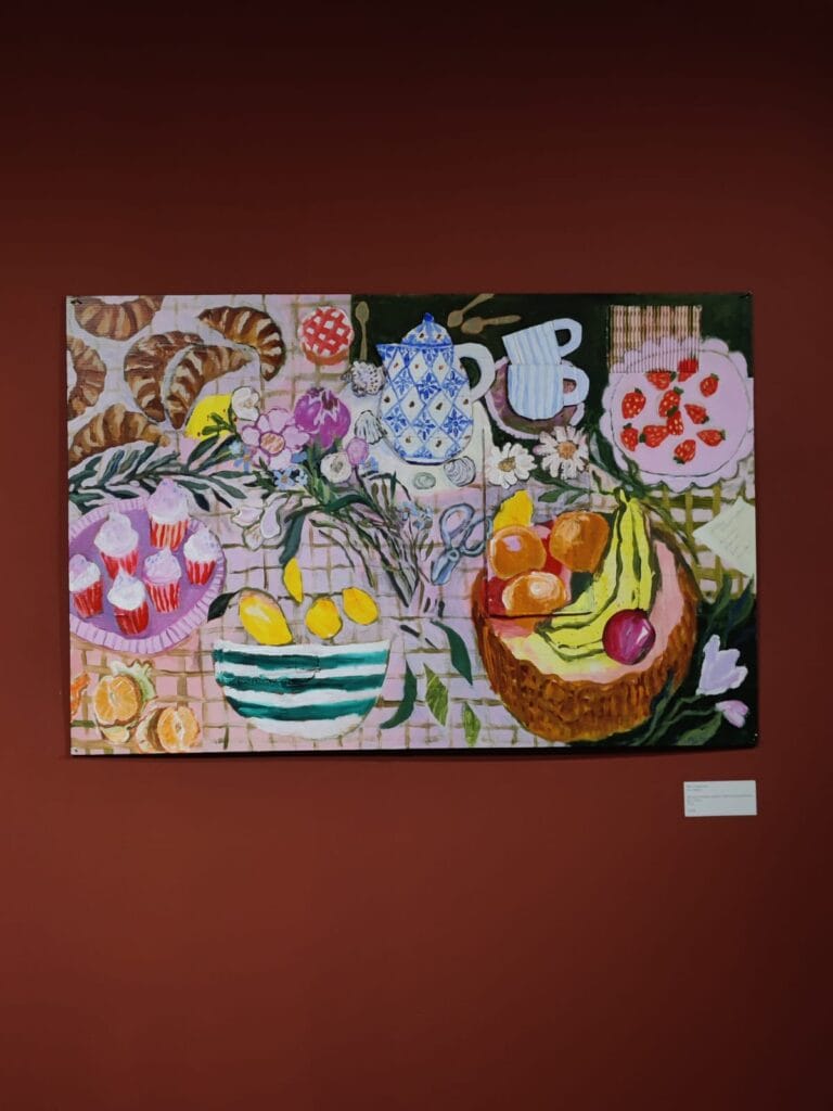 Värikäs asetelma hedelmiä ja leivonnaisia maalauksessa