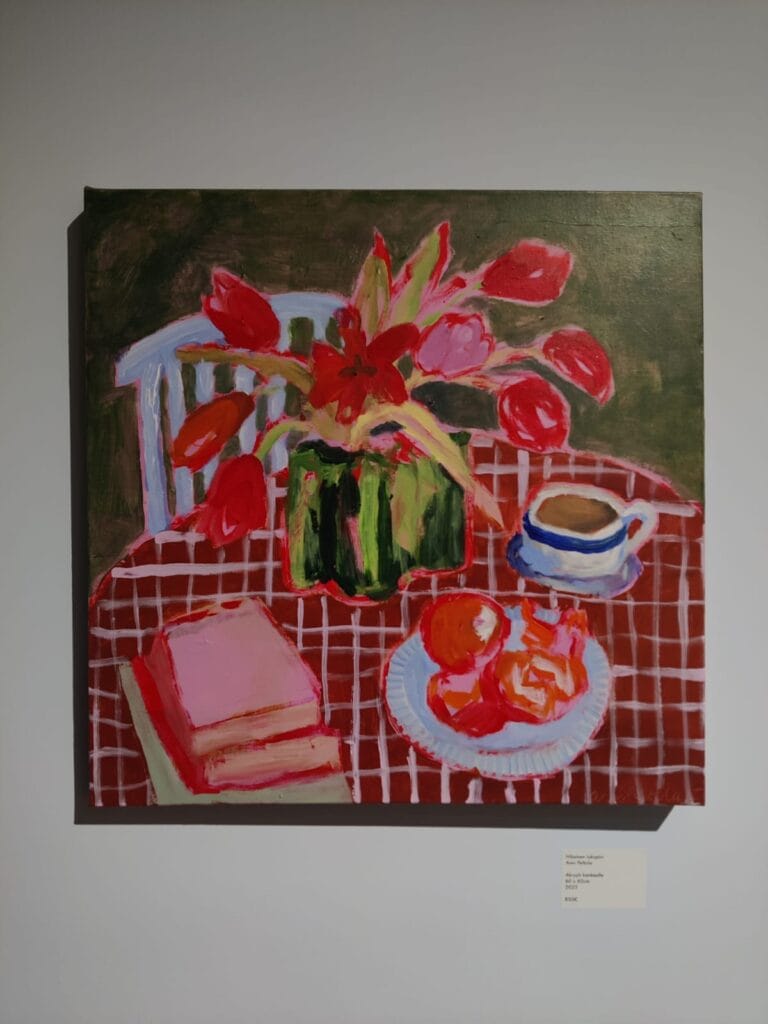 Maalaus: kukkia, kirjat ja teekuppi pöydällä