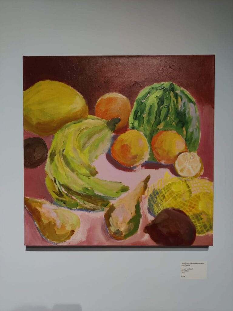 Värikäs asetelma hedelmistä ja vihanneksista maalauksessa.