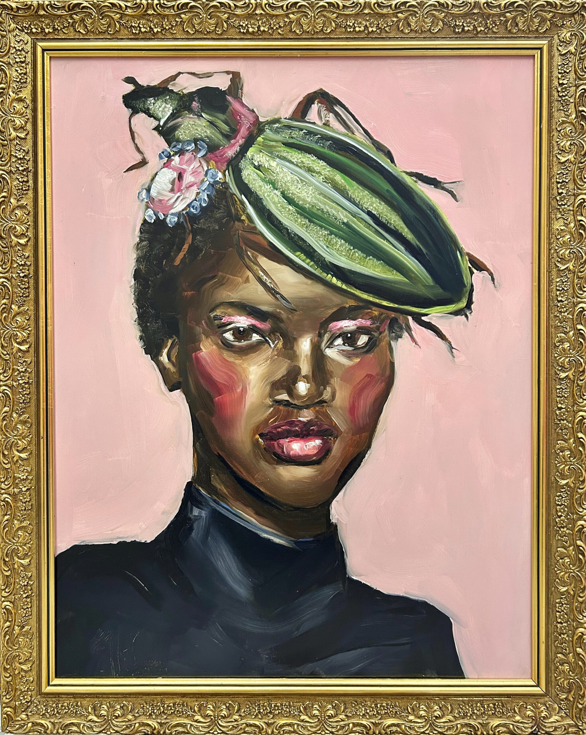 Muotokuva naisesta vihreässä hatussa koristeellisessa kehyksessä.