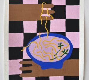 Käsi pitää nuudeleita sinisessä kulhossa.