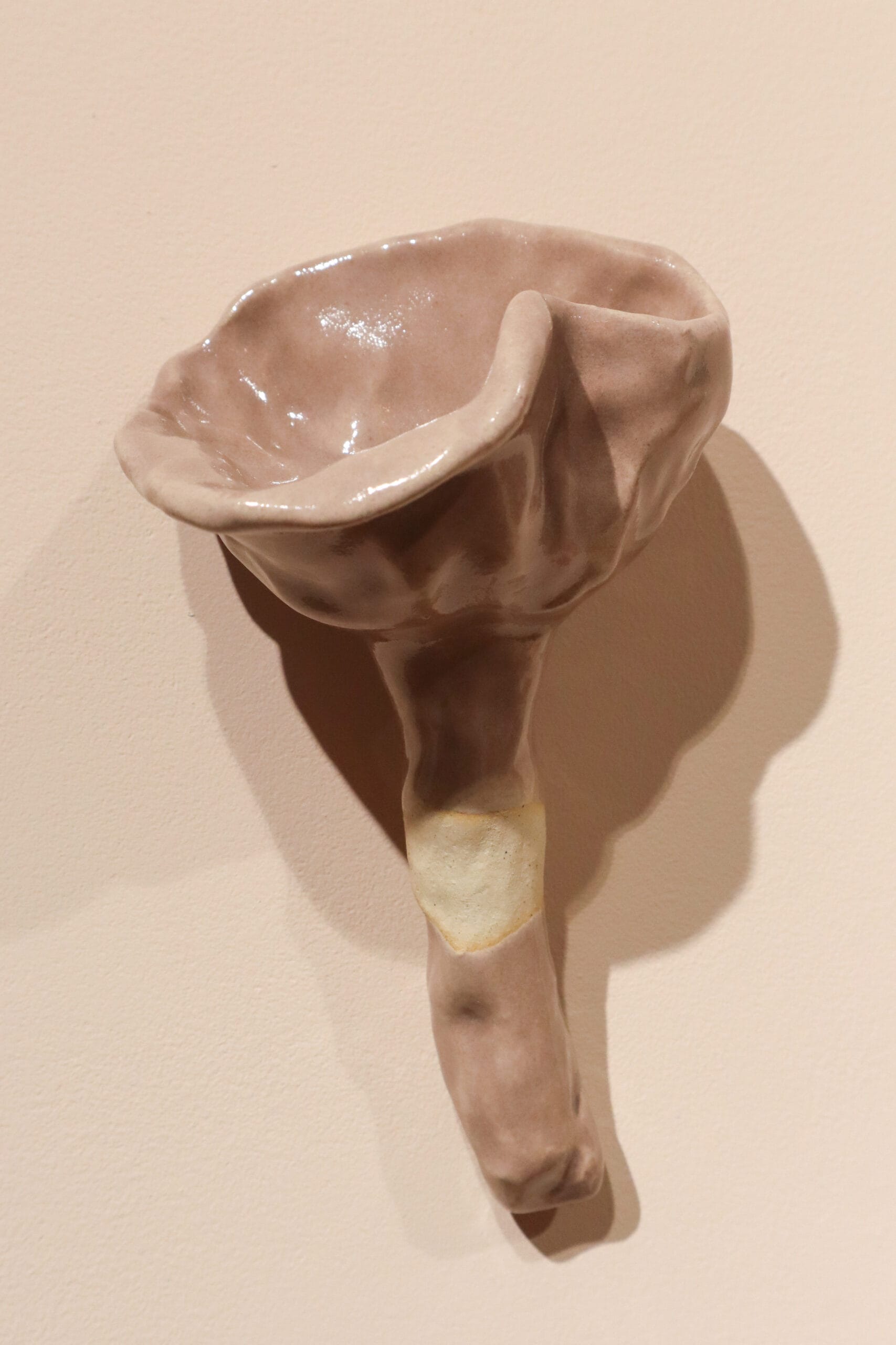 Taiteellinen keraaminen veistos seinällä.