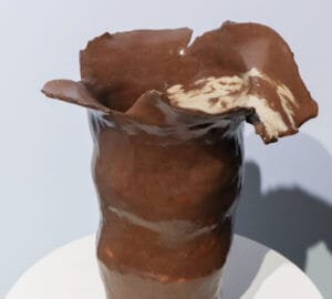 Ruskea keramiikkamaljakko valkoisella alustalla