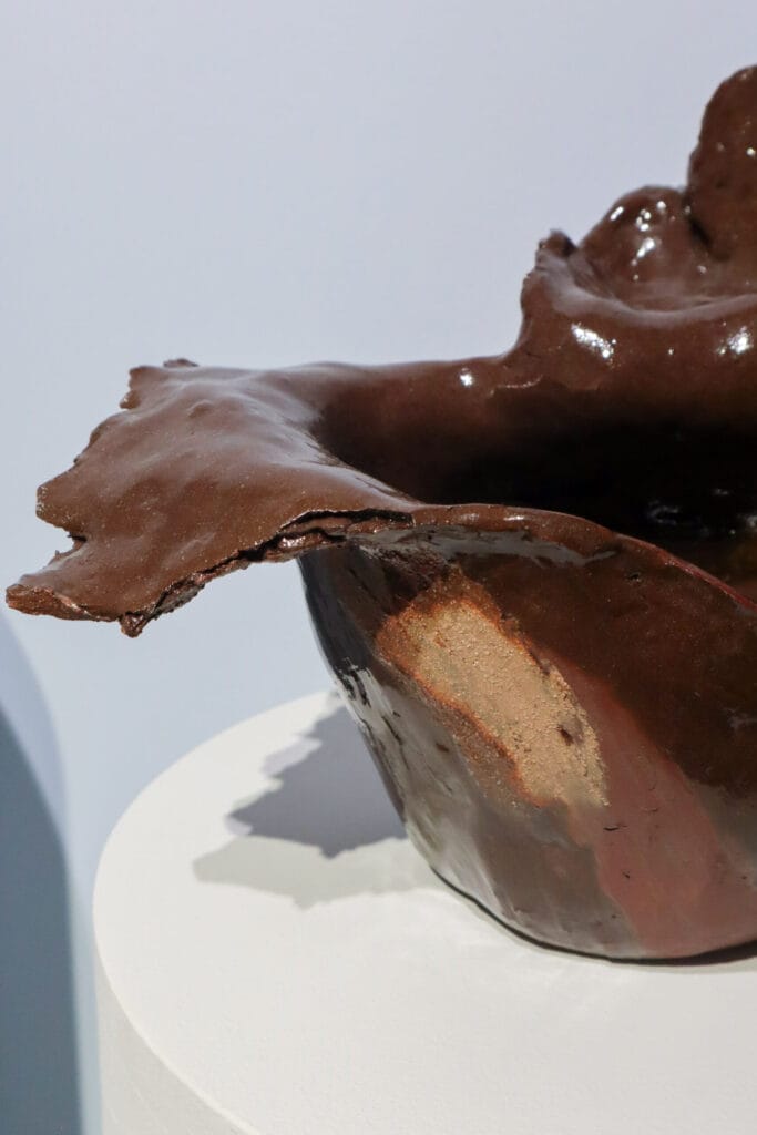 Ruskea keraaminen kulho näyttelyssä