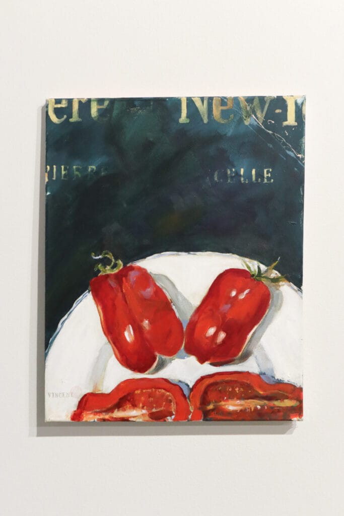 Maalaus, jossa punaisia paprikoita valkoisella lautasella.
