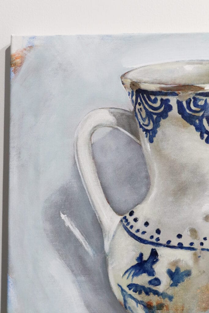 Sinivalkoinen koristeellinen posliinimaljakko maalauksessa