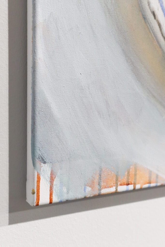 Lähikuva maalauksesta, jossa on oransseja viivoja.