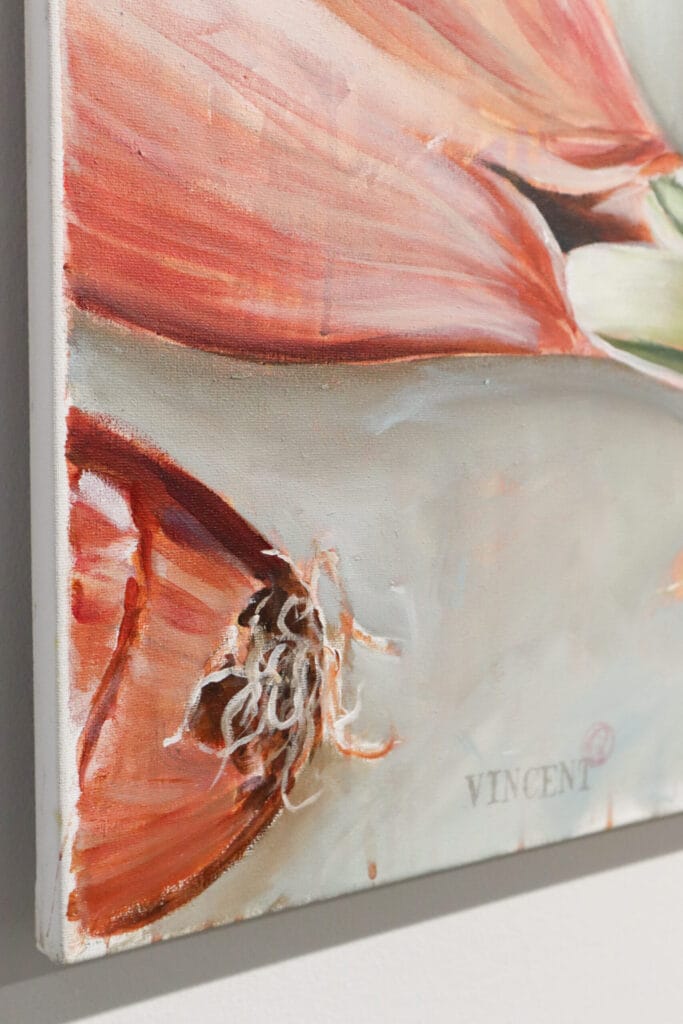 Kukkamaalaus punaisilla terälehdillä, sivuperspektiivi