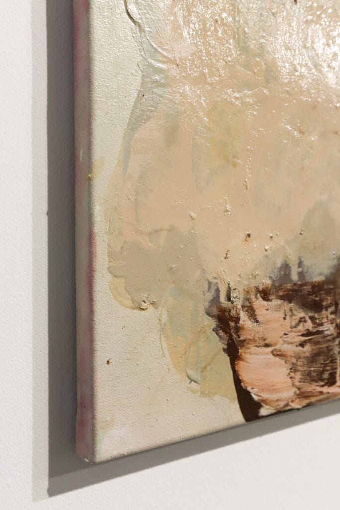 Abstrakti maalaus kankaalla, tekstuuri ja värit.