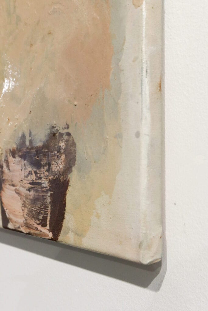 Abstrakti taideteos neutraaleilla väreillä