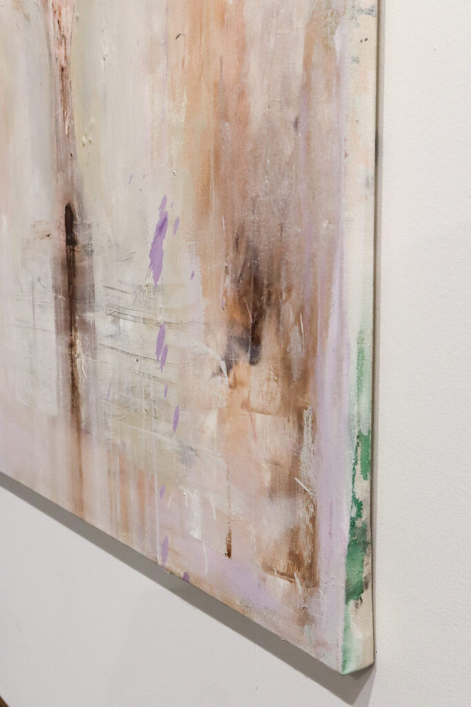 Abstrakti maalaus vaaleilla ja pastellisävyillä.