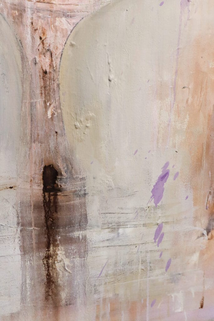 Abstrakti maalaus, vaaleat ja violetit sävyt