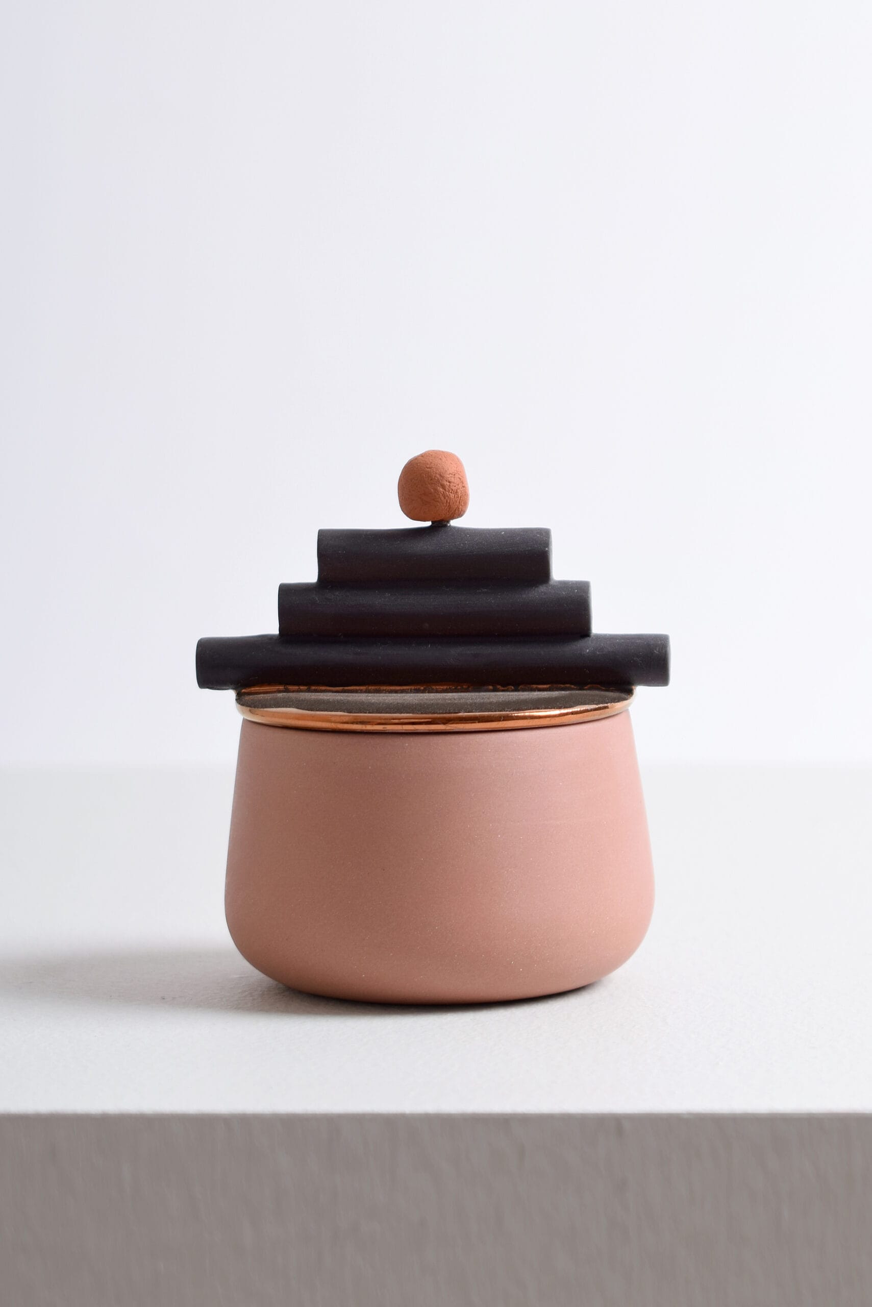 Moderni keramiikkaruukku minimalistisella kannella