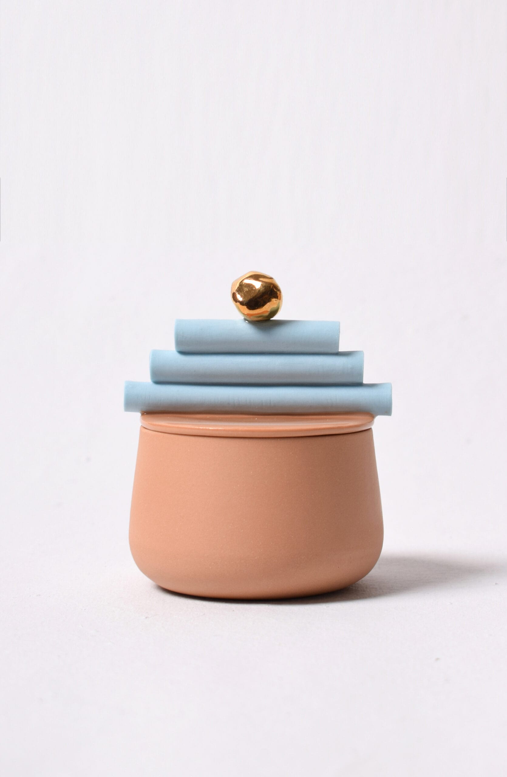 Moderni koriste-esine pastelliväreissä