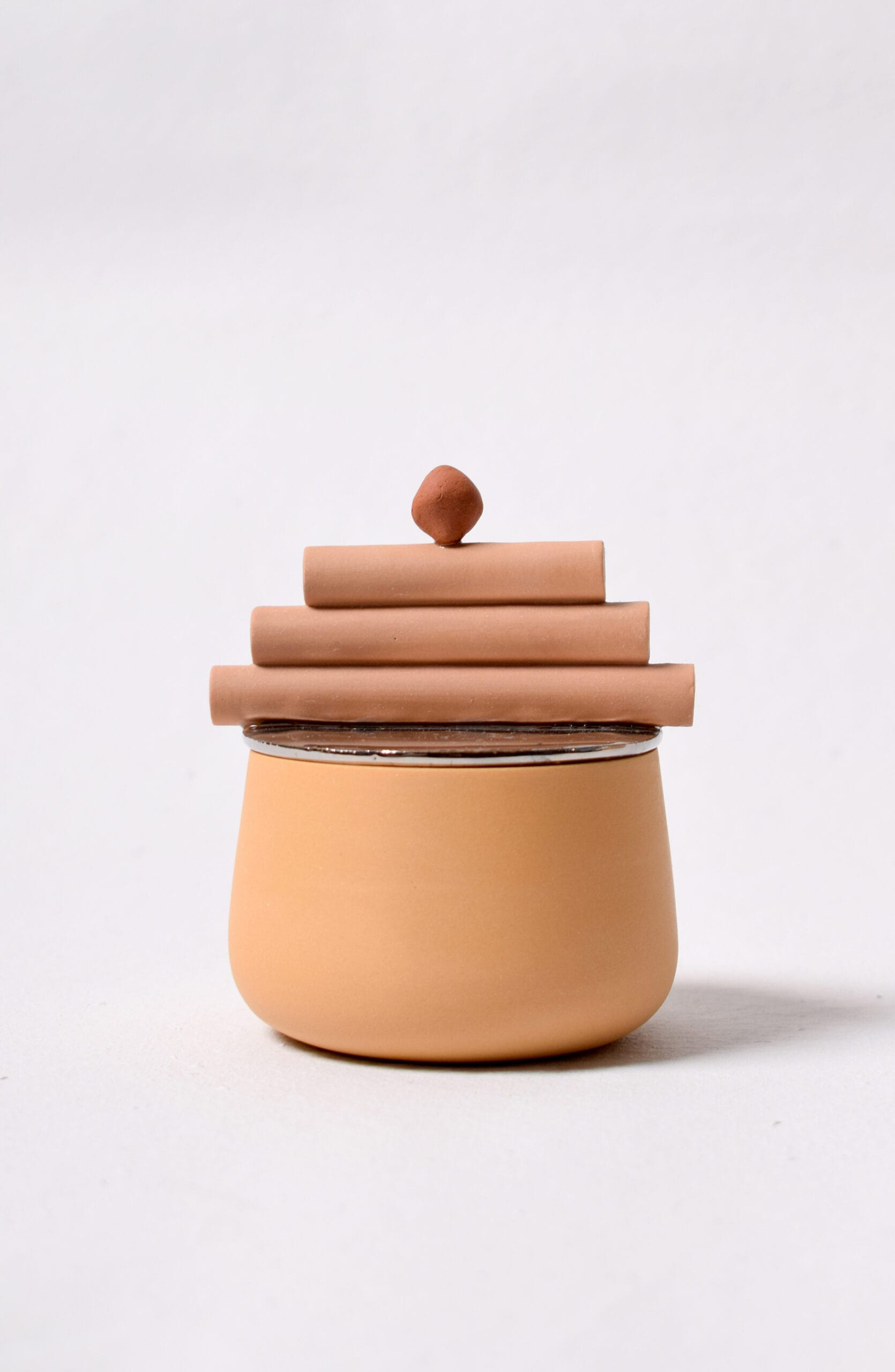 Keramiikkapurkki ruskealla kannella