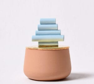 Sininen kynttilä pinkissä pidikkeessä