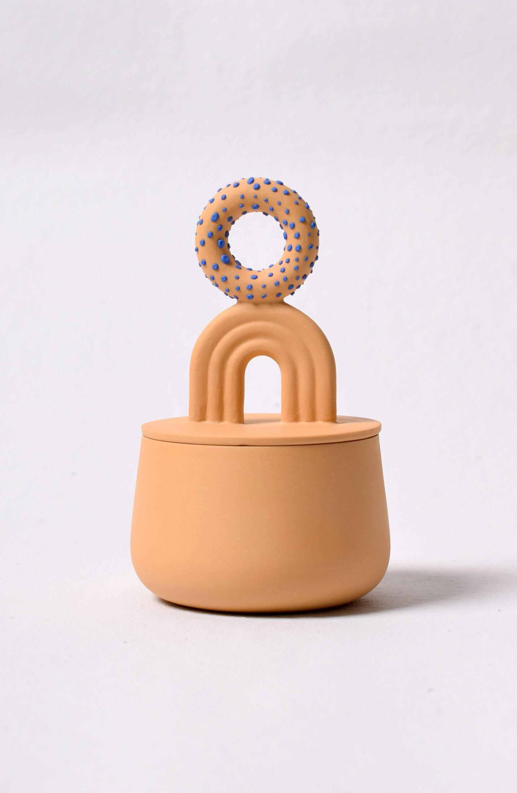 Koristeltu keramiikkavaasi, minimalistinen design.