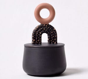 Moderni musta keramiikkapurkki koristeellisella kannella