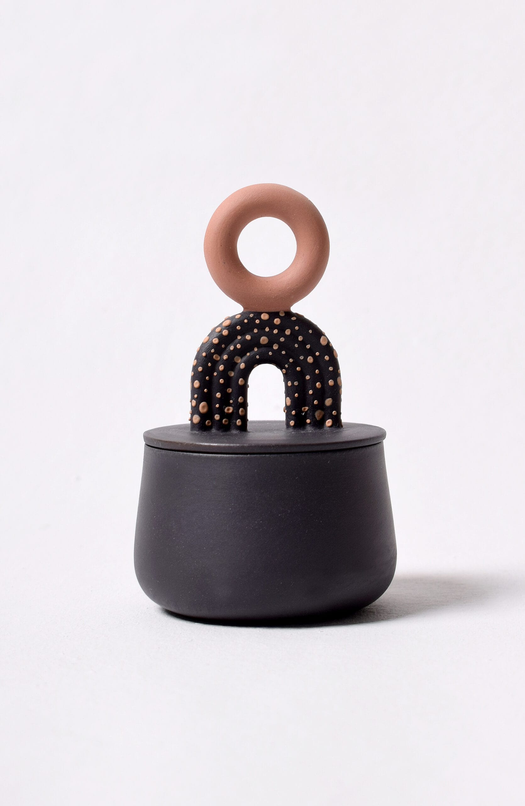 Moderni musta keramiikkapurkki koristeellisella kannella