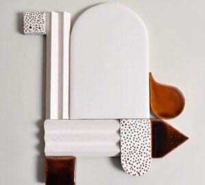 Abstrakti, geometrinen teos vaalealla taustalla.