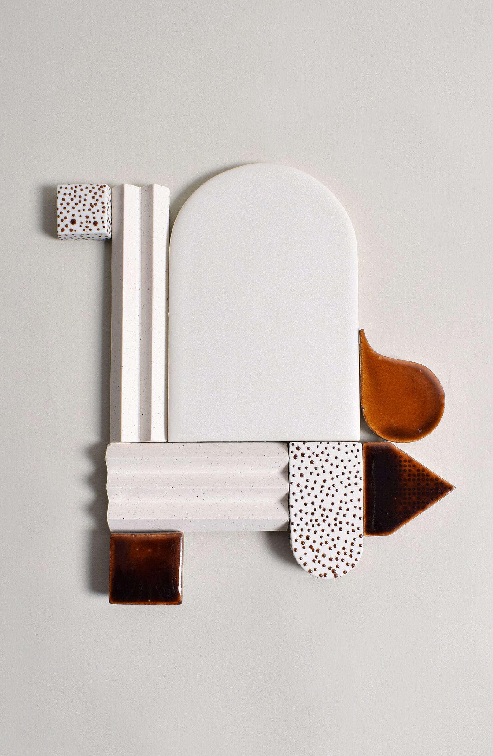 Abstrakti, geometrinen teos vaalealla taustalla.