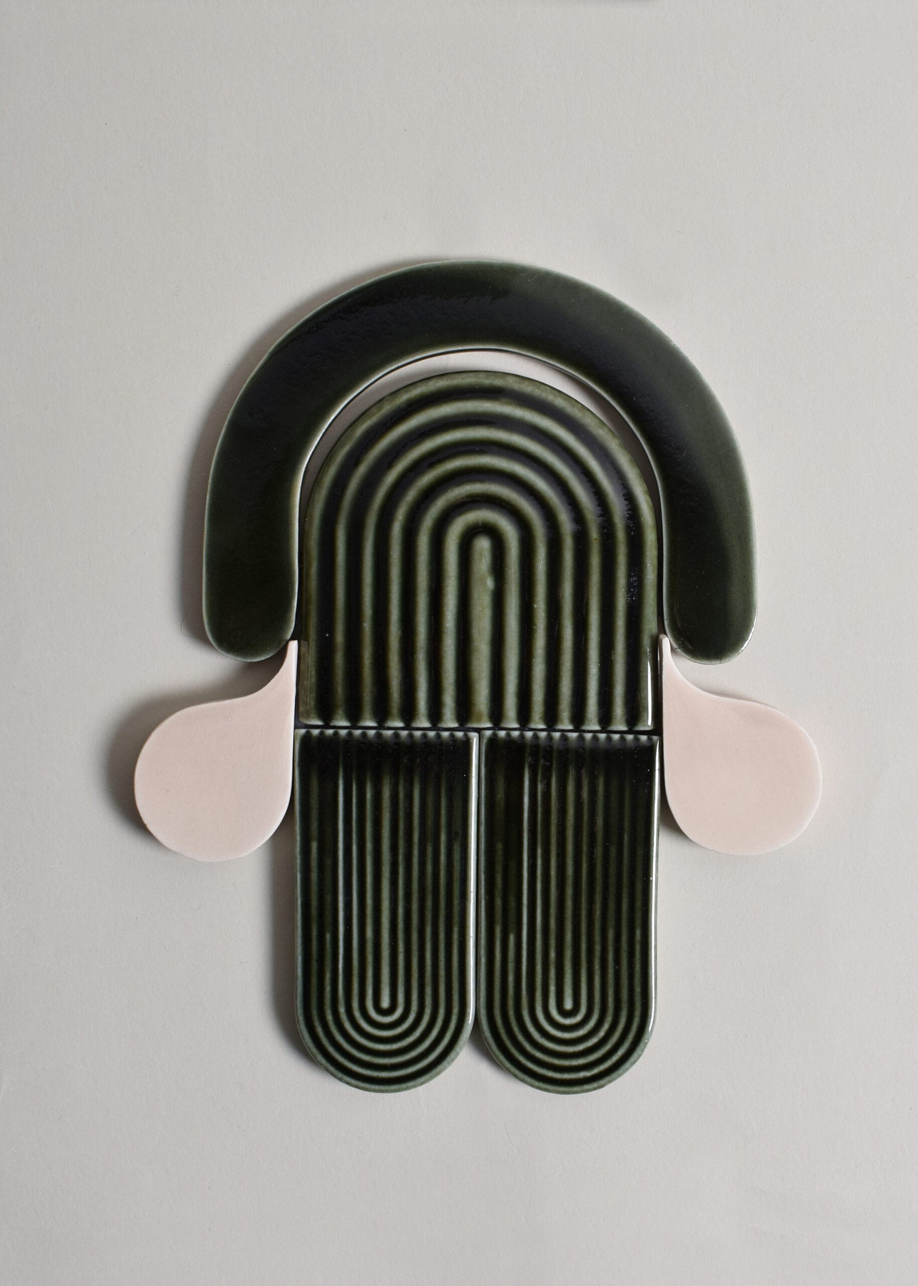 Taideteos: abstrakti vihreä muoto valkoisella taustalla.